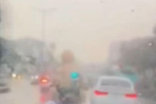 Giữa cơn mưa, CSGT Hà Nội mở đường đưa bé 4 tháng tuổi đi cấp cứu