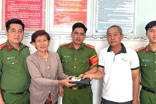 Nhặt được 10 chỉ vàng 24K, người đàn ông ở An Giang lập tức báo công an
