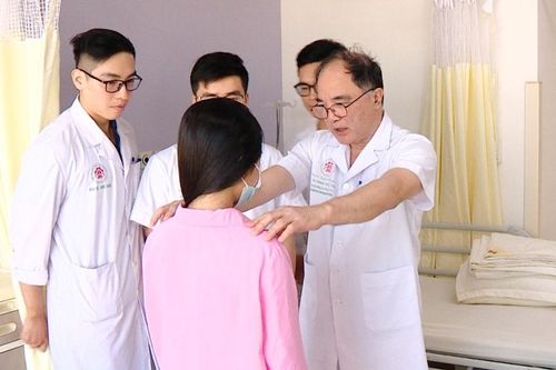 Cột sống bé gái thẳng tắp trở lại sau ca mổ chưa từng có