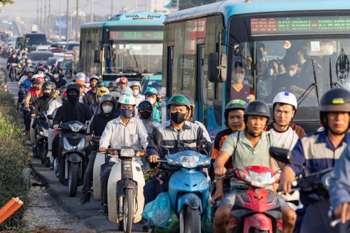 Cầu Thăng Long ken đặc xe cộ giờ cao điểm sau khi dựng rào chắn thi công