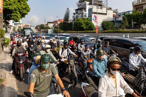 Rào chắn thi công cầu Tứ Liên, dòng xe chôn chân trên đường Nghi Tàm - Âu Cơ