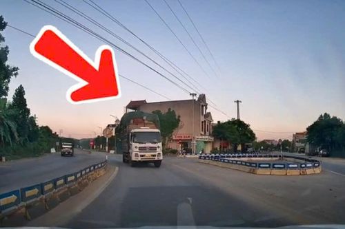 Xe tải chở hàng cồng kềnh, liều lĩnh đi ngược chiều trên quốc lộ ở Thanh Hóa
