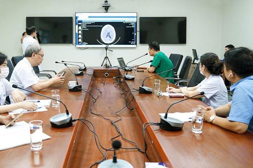 Qua màn hình, bác sĩ đầu ngành điều phối ca hồi sức nghẹt thở, cứu sống bé trai