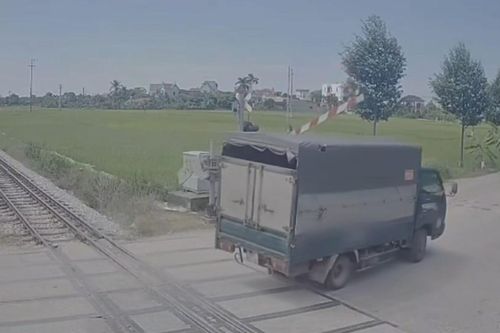 Ô tô tải vượt đèn đỏ, tông gãy cần chắn đường sắt ở Bắc Ninh