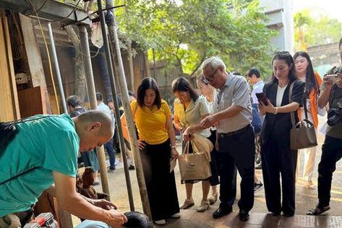 Khám phá làng nghề thủ công chuyên 'dát vàng' trên gỗ tại Hà Nội
