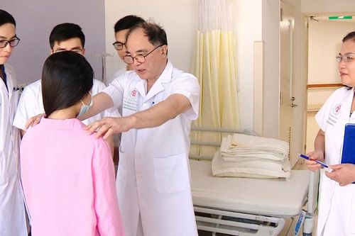 Lần đầu tiên thực hiện thành công nắn chỉnh vẹo cột sống không ghép xương tại Việt Nam