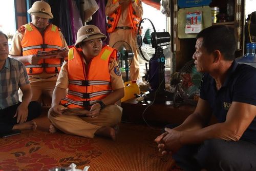 Hà Nội: Tặng áo phao, vận động người dân vạn chài ký cam kết không dùng kích điện trên sông