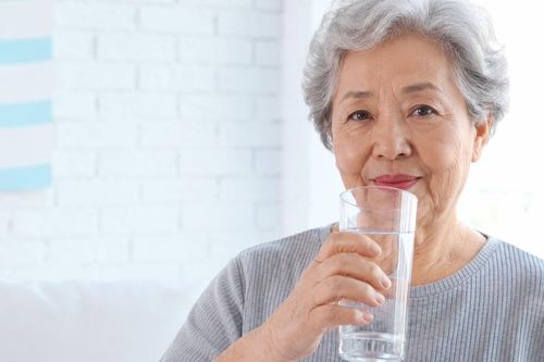 4 cách giúp người sau tuổi 70 tránh mất nước mùa hanh khô