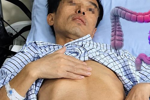 Người đàn ông 53 tuổi bật khóc khi phát hiện ung thư trực tràng