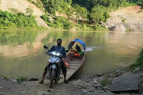Vượt sông để đến trường