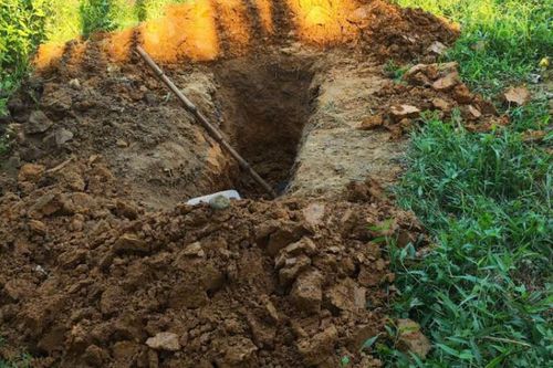 Người đàn ông tự đào huyệt cho chính mình, định đập đầu tự sát