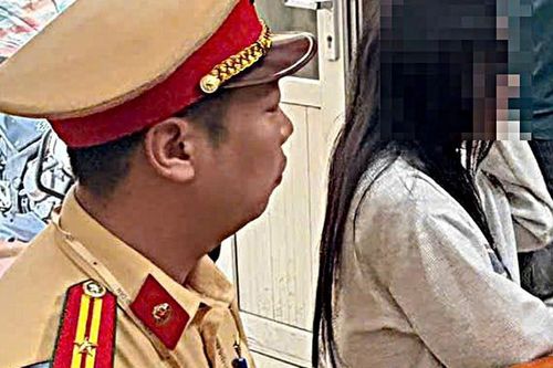 Kịp thời ngăn cô gái có ý định nhảy cầu Long Biên