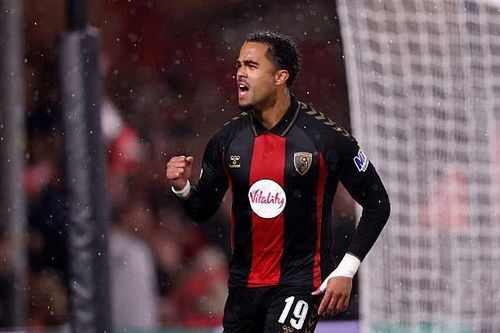 AC Milan gục ngã trên sân đội bóng hạng trung nước Anh