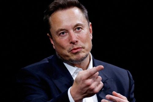Elon Musk tranh chấp với tình cũ