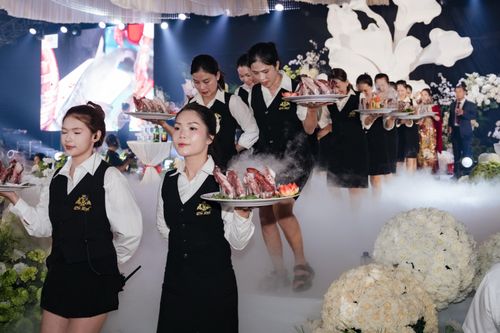 Đám cưới ở Nghệ An đãi bào ngư, cá hồi cho 1.300 khách