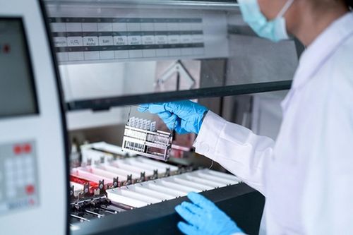Sàng lọc sức khỏe diện rộng - bài toán năng lực phòng xét nghiệm