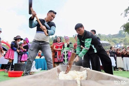 Chén trà có người kể chuyện