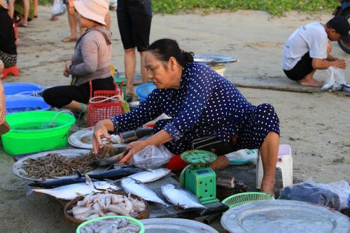 Giữ hồn làng chài trong nhịp sống phố biển