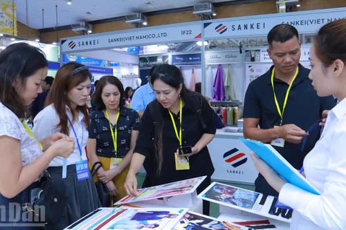[Ảnh] Triển lãm công nghệ dệt may giới thiệu công nghệ hiện đại trong ngành may mặc