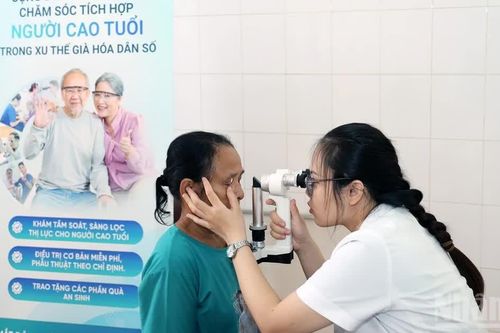 Khám mắt, cấp phát thuốc miễn phí cho người dân quê hương cách mạng Kim Bình
