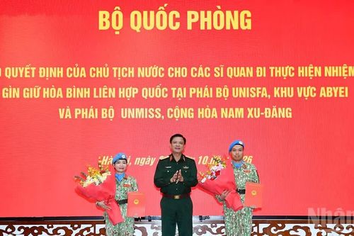 Trao quyết định của Chủ tịch nước cho các sĩ quan quân đội đi làm nhiệm vụ gìn giữ hòa bình Liên hợp quốc