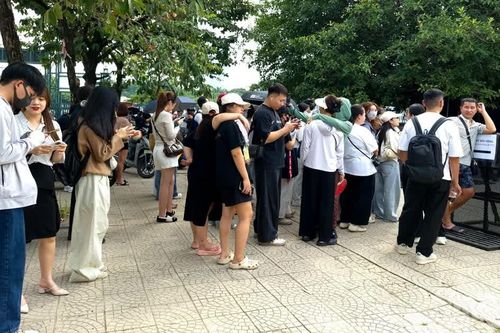 Hàng dài người chờ đổi vòng tay concert BigBang tại Mỹ Đình