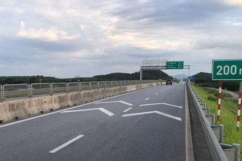 Hoàn thành rà soát hệ thống báo hiệu tại 4 vị trí trên cao tốc bắc-nam phía đông