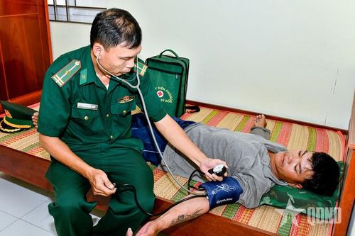 Bộ đội Biên phòng TP Cần Thơ tiếp nhận 4 ngư dân gặp nạn trên biển