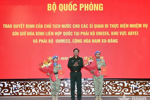 Trao Quyết định của Chủ tịch nước cho 2 sĩ quan lên đường làm nhiệm vụ gìn giữ hòa bình