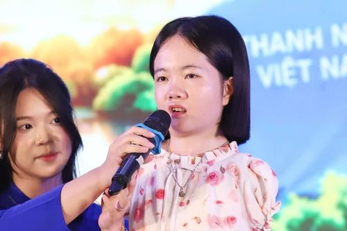 Cô giáo khuyết tật tập viết bằng chân truyền cảm hứng cho người trẻ