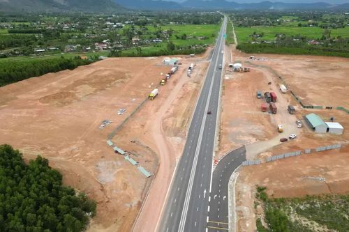 Nhiều trạm dừng nghỉ trên đường cao tốc Bắc - Nam: Chậm đầu tư, thiếu dịch vụ