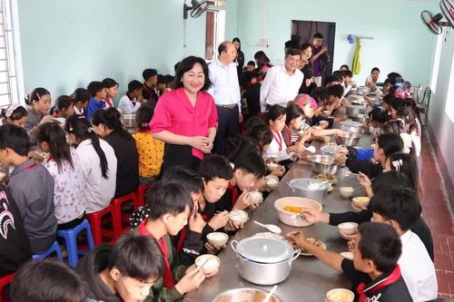 Đề xuất mở rộng chính sách ăn trưa cho học sinh vùng khó khăn