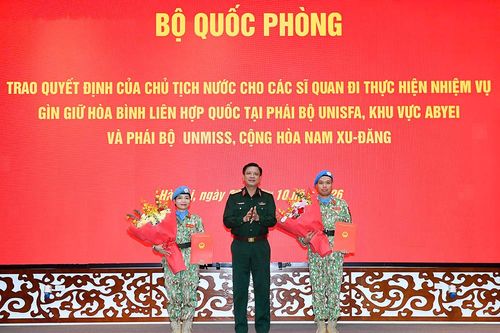 Trao Quyết định của Chủ tịch nước cho 2 sĩ quan lên đường làm nhiệm vụ gìn giữ hòa bình