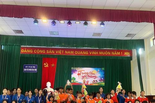 Từ trang sách đến những bông hoa giữa phố đêm