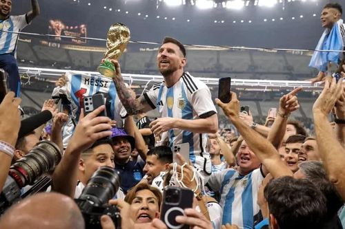 Đấu giá cúp vàng World Cup 2022 'giả' Messi từng nâng tại Qatar