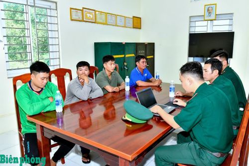 Bộ đội Biên phòng thành phố Cần Thơ tiếp nhận 4 thuyền viên gặp nạn trên biển