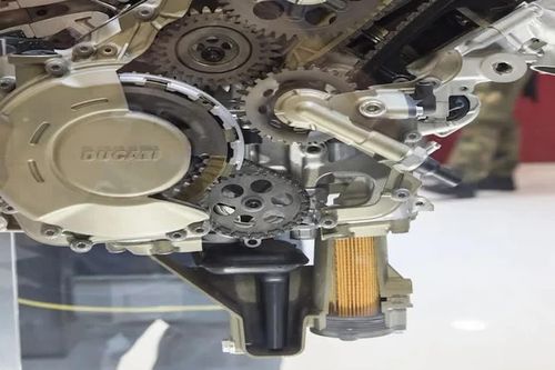 Vì sao động cơ V4 phổ biến trên xe máy hiệu suất cao nhưng ít xuất hiện ở ô tô