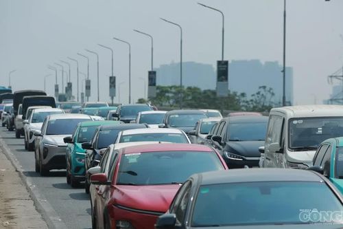 Hàng dài ô tô chật vật qua cầu Thăng Long, xe tải phớt lờ biển cấm
