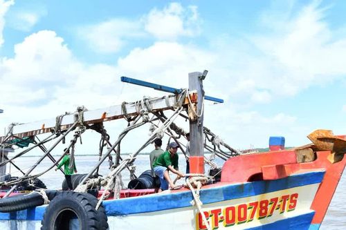 Cứu sống 4 ngư dân Lâm Đồng sau vụ chìm tàu trên biển