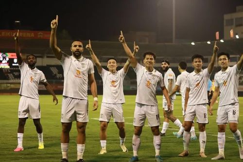Đánh bại HAGL trên sân khách, SLNA chiếm đỉnh bảng V.League