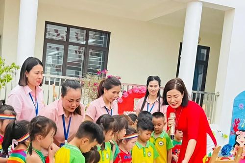 Bộ Nội vụ hướng dẫn chính sách cho viên chức giáo dục và cán bộ cơ sở