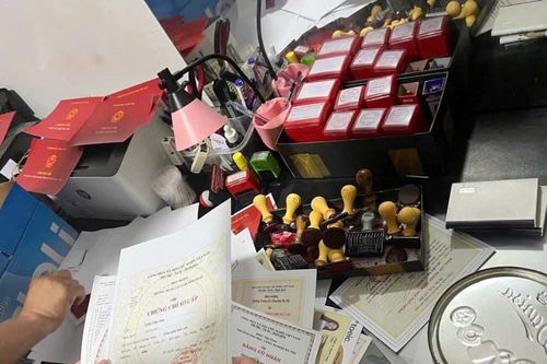 Giảng viên đại học cung cấp văn bằng, chứng chỉ giả cho sinh viên