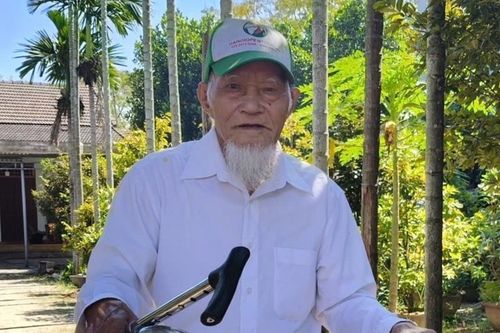 Cụ ông 100 tuổi ở Đà Nẵng vẫn đạp xe, tập thể dục, tự nấu ăn mỗi ngày