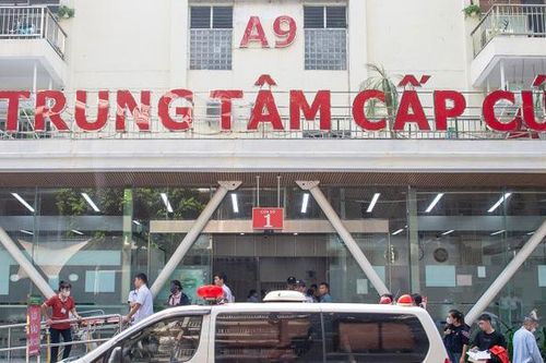 Người đàn ông hôn mê sâu sau khi vào phòng xông hơi