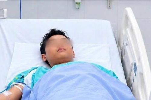 Bé trai 14 tuổi bị sét đánh ngưng tim, chuyển cấp cứu qua 3 bệnh viện