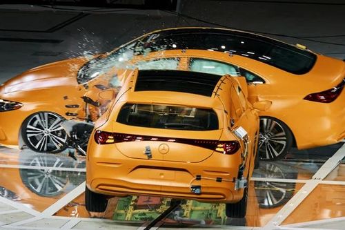 Xe xăng đâm mạnh vào xe điện Mercedes-Ben CLA ở tốc độ 56 km/h, điều gì xảy ra?