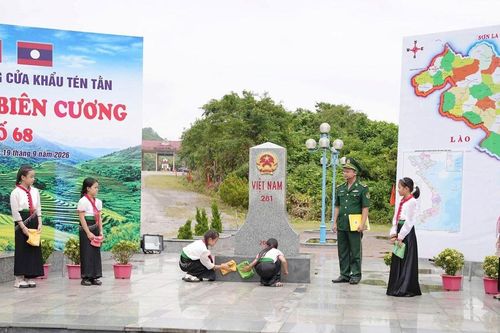 Không bảng đen, phấn trắng, cột mốc biên giới thành bài học về tình yêu Tổ quốc