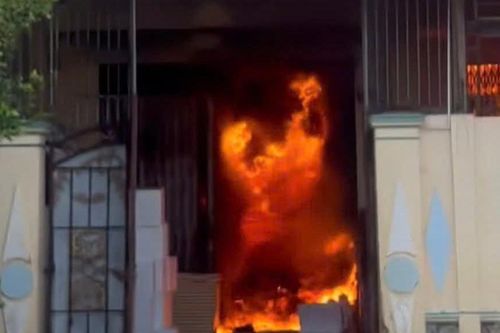 Cháy lớn kho xốp ở trung tâm tỉnh, cột khói đen bốc cao hàng chục mét