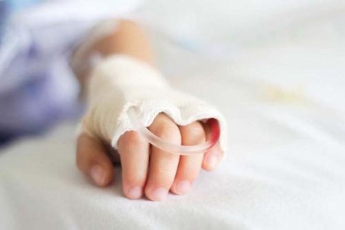 Bé trai 16 tháng tuổi uống nhầm dầu thắp đèn thờ