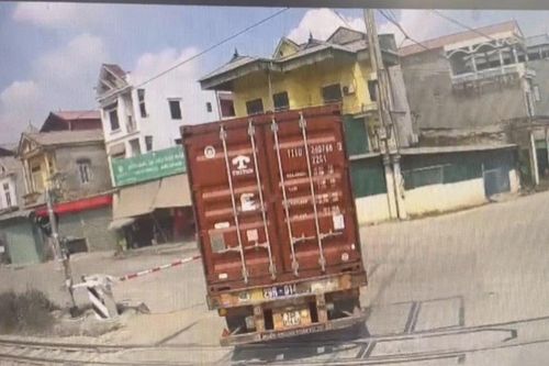 Xe đầu kéo vượt đèn đỏ, tông gãy cần chắn đường sắt bị phạt lên đến 25 triệu đồng